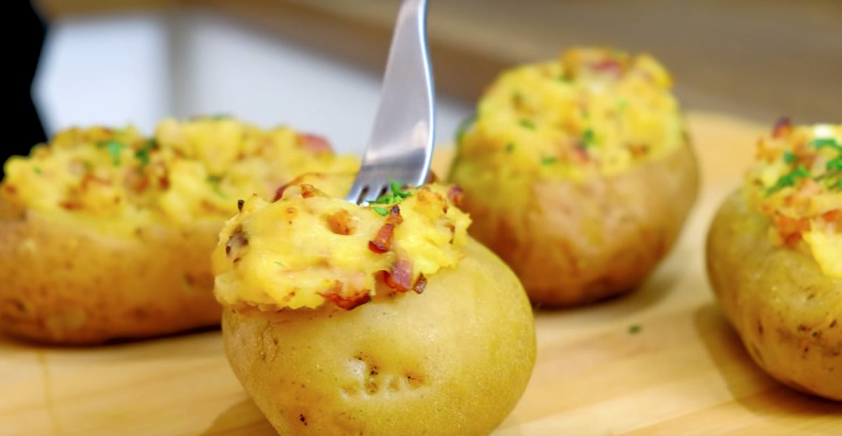 Картопля фарширована сиром в мікрохвильовці — смачна страва за 20 хвилин. Це чудова альтернатива картоплі з духовки.
