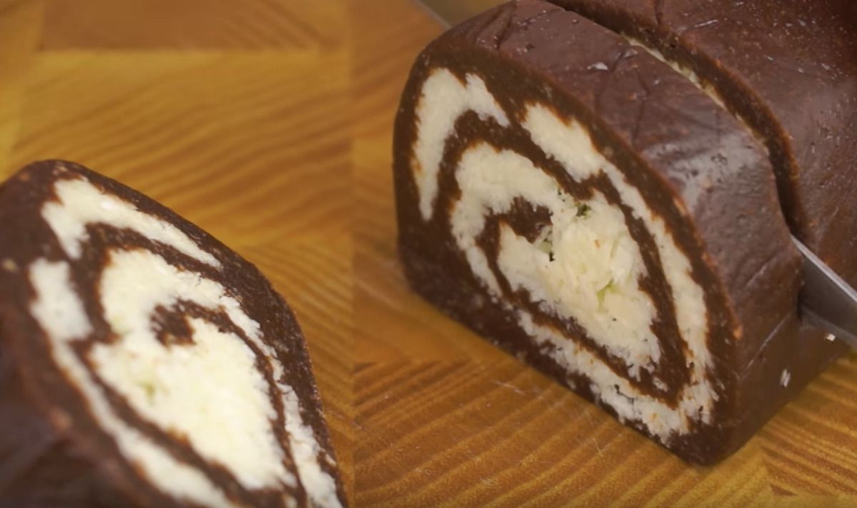 Шоколадна ковбаска з кокосовою начинкою "Баунті" — не десерт, а райська насолода. Страва сподобається всім ласунам.