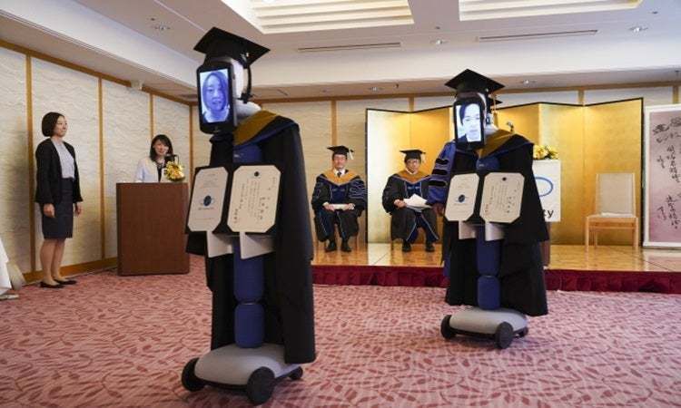 Японські студенти змогли потрапити на вручення дипломів, знаходячись вдома, а допомогли їм у цьому роботи-аватари. Завдяки оригінальній ідеї керівництва університету студенти змогли потрапити на церемонію вручення дипломів.