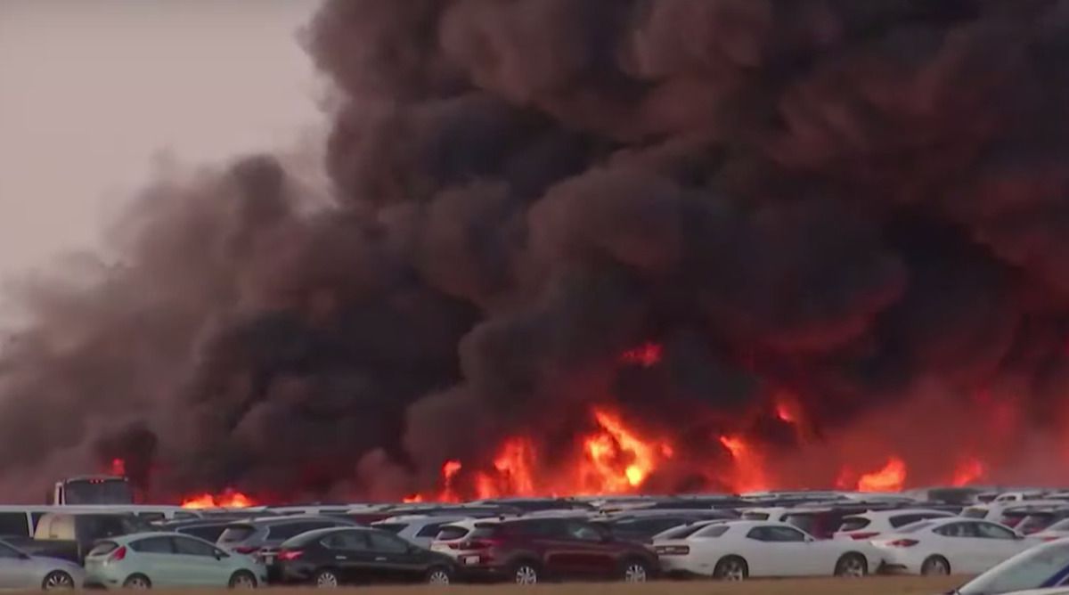 Масштабна пожежа біля аеропорту в Флориді знищила 3500 автомобілів. В американському штаті Флорида на автомобільній стоянці сталася пожежа, яка знищила авто призначені для оренди.
