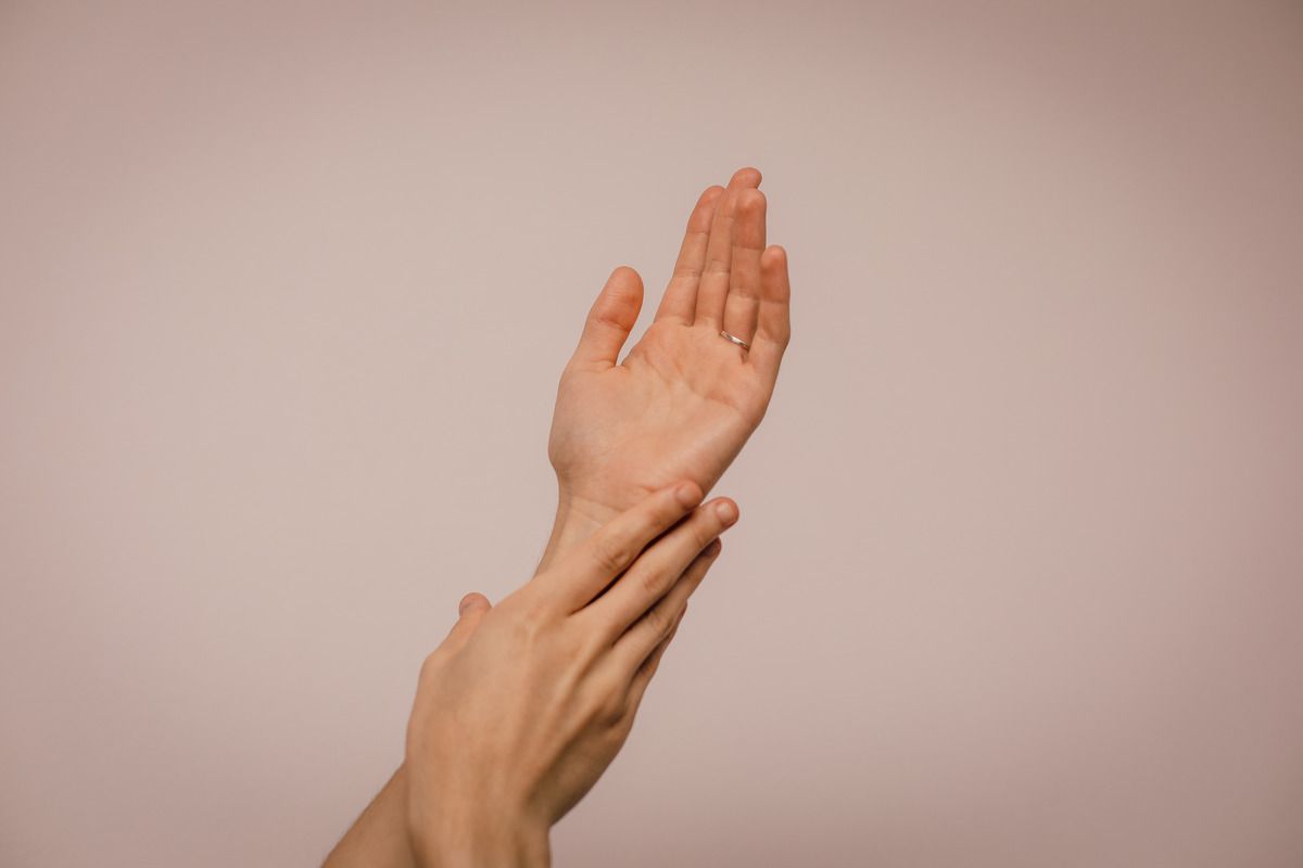 Поради, які допоможуть зробити шкіру рук значно молодшою. Ці кілька порад сприяють омолодженню шкіри рук.