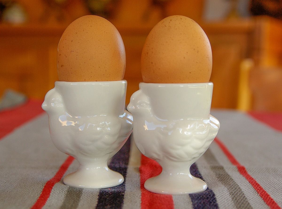 Чи знаєте ви, що куряче яйце можна зварити так, щоб жовток виявився зовні, а білок всередині. Якщо ви любите експериментувати в кулінарії й готові трохи здивувати своїх близьких, а можливо і гостей, то ви точно зацікавитесь методом варіння яєць, в результаті якого жовток виявляється зовні.