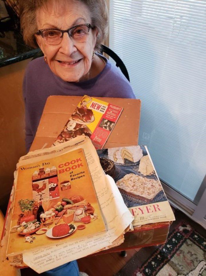 97-річна бабуся доводить, що в будь-якому віці й в будь-якій ситуації можна стати популярним блогером кулінарним. Кажуть, що починати ніколи не пізно, ця бабуся ділиться з нами своїми знаннями.