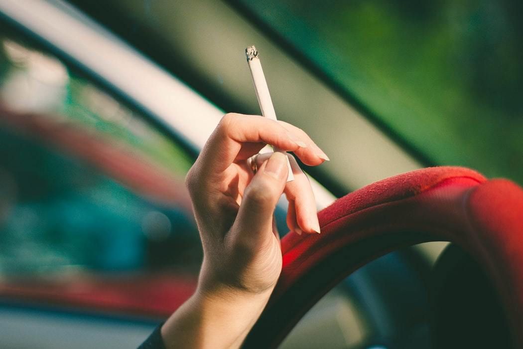 Як позбутися запаху сигарет в автомобілі. Ефективні народні способи, які допоможуть вам позбутися від тютюнового запаху в салоні авто без хімії та ароматизаторів.