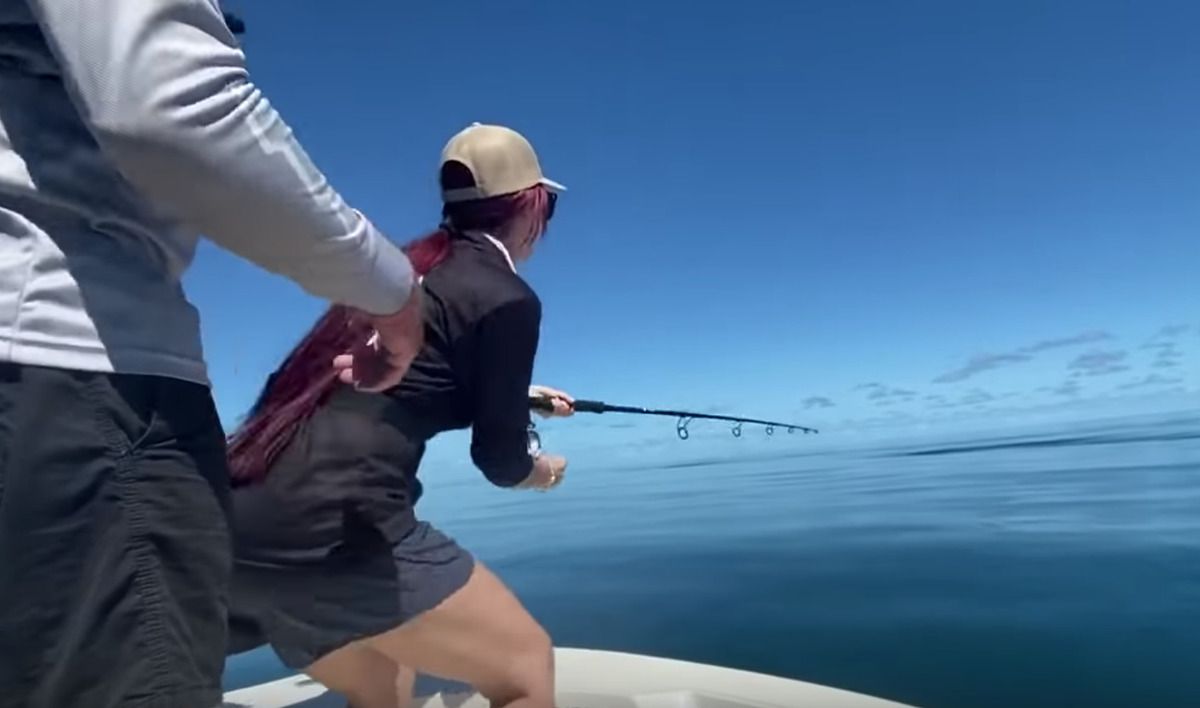 Відео, яке наочно демонструє, що риболовля це не жіноча справа. Дівчина не змогла впоратися з рибою і втратила вудку.