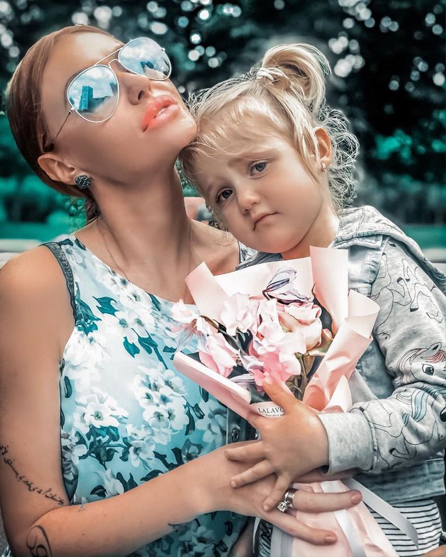 Слава Камінська з донькою взяли участь в популярному зараз "модному" флешмобі. Вокалістка гурту «Неангели» і її донька показали свої наряди з подушок.