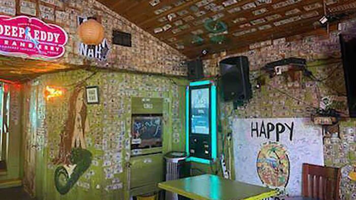 Власниця бару познімала декор зі стін свого закладу та розплатилася ним з персоналом, але це був незвичайний декор. Власниця незвичайним способом знайшла майже $4000 доларів для зарплати працівникам, які сидять на карантині.