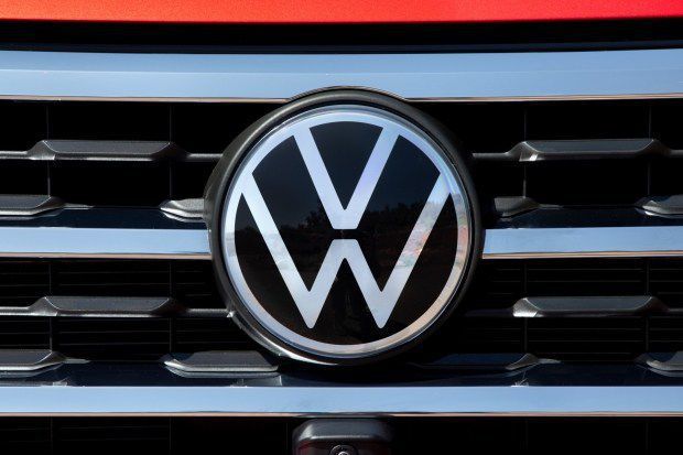 Volkswagen презентував оновлений логотип, але не всі помітили зміни. Автоконцерн також показав перший автомобіль, який отримає нове лого.