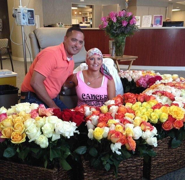 На честь останнього дня хіміотерапії дружини чоловік вирішив влаштувати квітковий сюрприз не лише їй, а ще й іншим пацієнтам лікарні. Чоловік вигадав оригінальний спосіб привітати дружину з останнім днем лікування від раку.