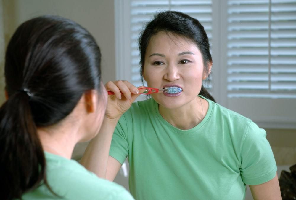 Помилки, які припускають майже усі люди, коли чистять зуби. Неправильне чищення зубів зводить користь процедури нанівець.