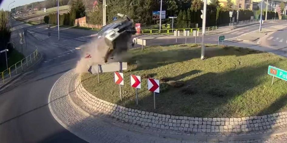 Польський водій відправив свій Suzuki Swift в 7-ми метровий політ. Suzuki ефектно пролетів над перехрестям, замість того, щоб спокійно проїхати порожню дорогу.