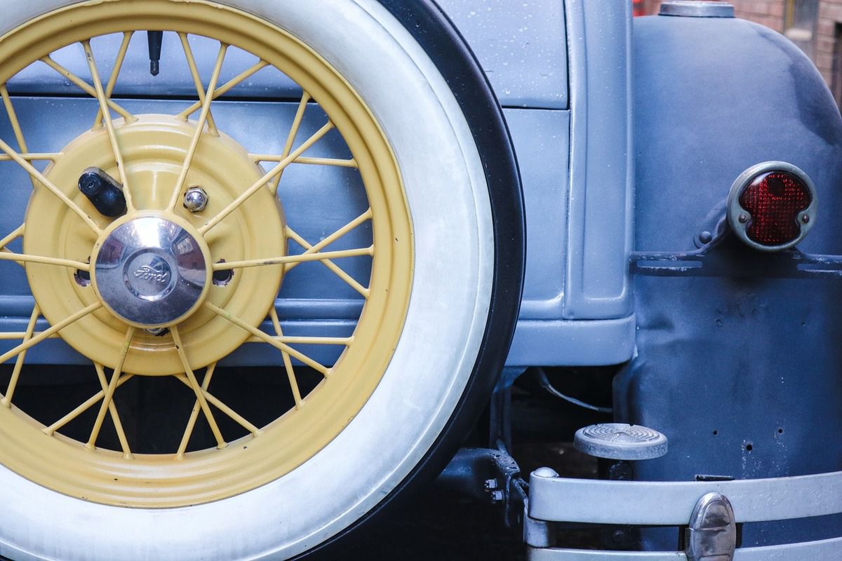 Чому раніше шини були білими та куди вони зникли. На раритетних автомобілях часто можна побачити білі шини, але ніхто не замислювався куди вони поділилися.