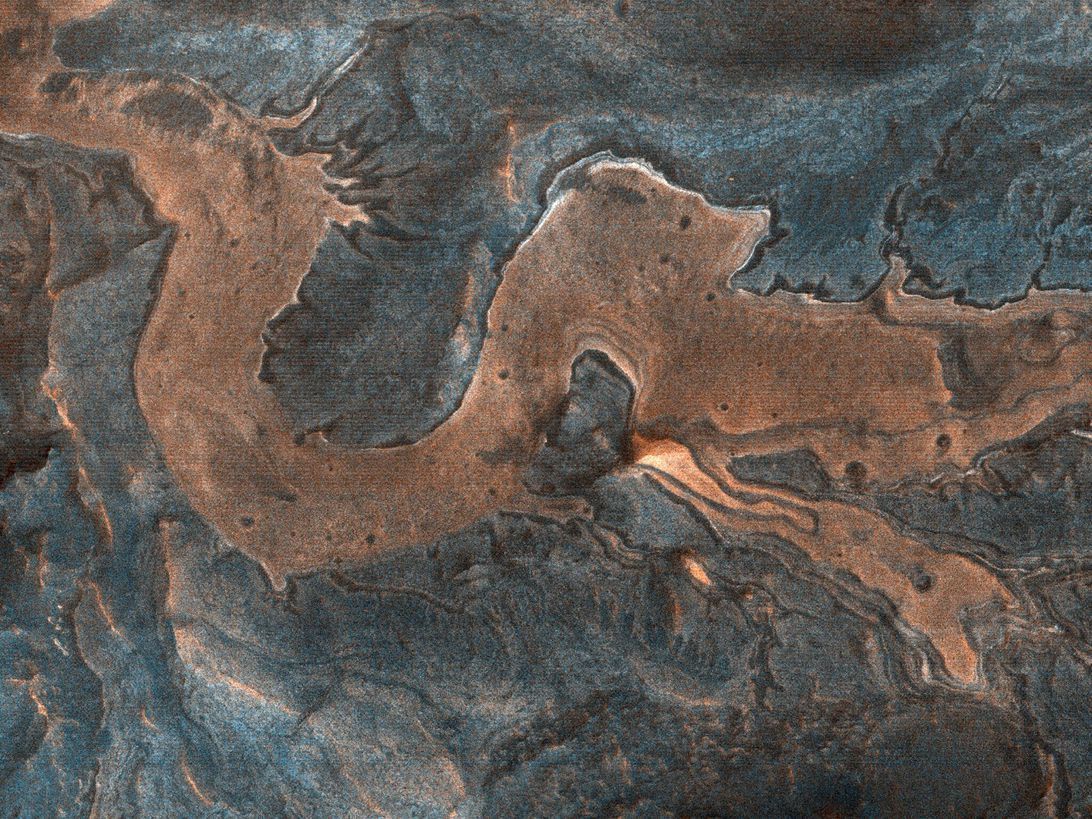 На знімку з Марса, зробленому орбітальним апаратом НАСА, розгледіли обриси дракона. "Дракона" помітили в каньйоні Мелас Чашма з висоти близько 250 км.