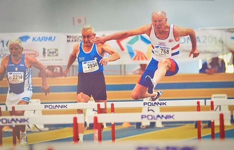 Похилий вік — не перешкода для спорту, 84-річний дідусь б'є рекорди в естафетах. І це попри два серцевих напади!