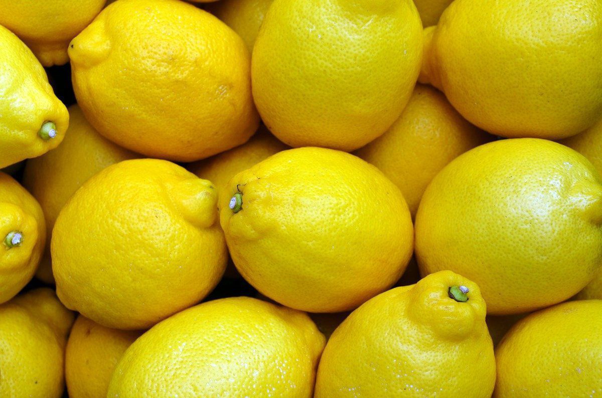 Чим корисний лимон в домашньому господарстві: 5 способів використання, які полегшать вам життя. Він допоможе позбутися від неприємних запахів, старих плям і навіть комах.