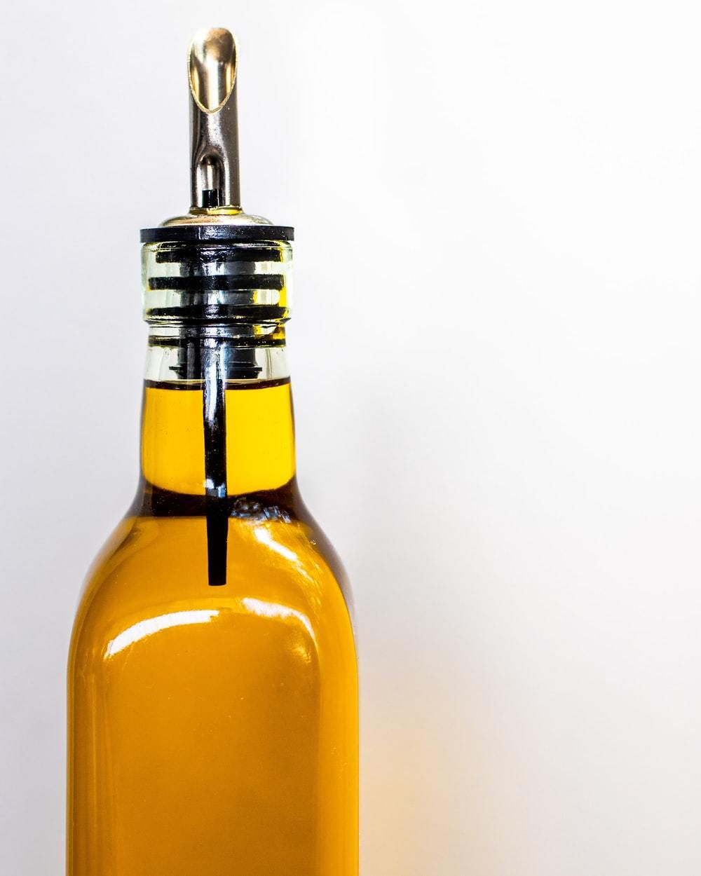 Крапля оливкової олії і предмети з нержавіючої сталі засяють як сонечко. Перше, що ви повинні зробити, відкривши пляшку оливкової олії.