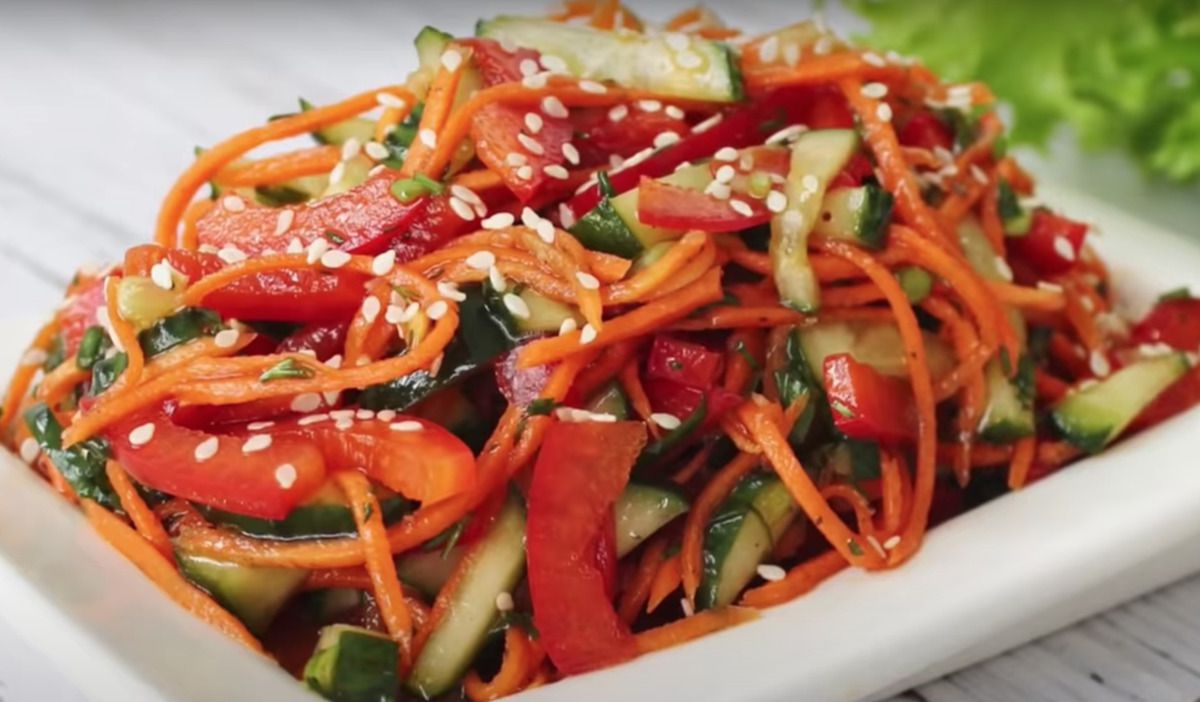 Салат з овочів та пікантною заправкою — він відмінно підходить до будь-яких м'ясних страв. Простий і швидкий у приготуванні.