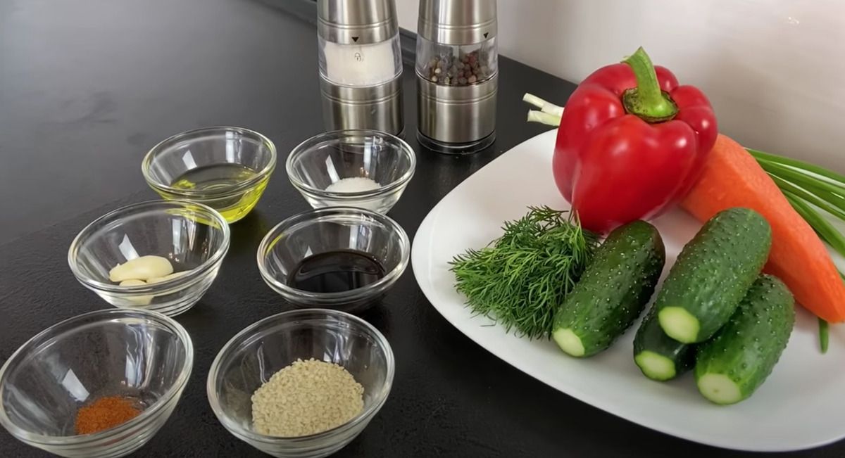 Салат з овочів та пікантною заправкою — він відмінно підходить до будь-яких м'ясних страв. Простий і швидкий у приготуванні.