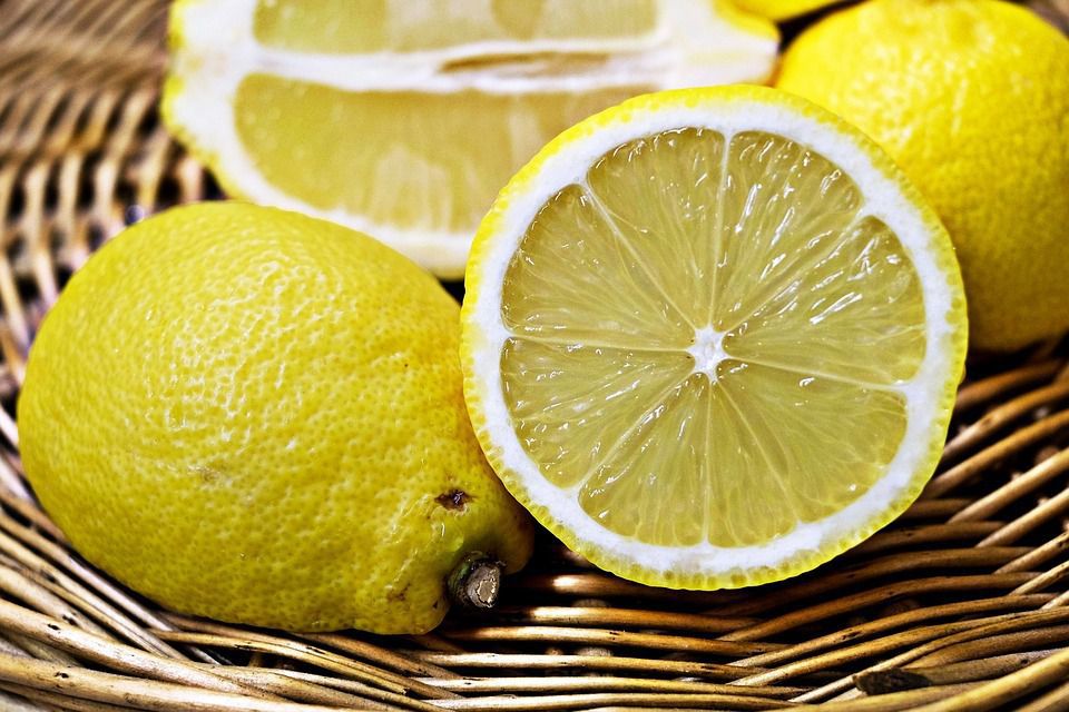 Користь лимонного соку для шкіри обличчя: як використовувати фрукт проти пігментації. Лимонний догляд за шкірою обличчя.