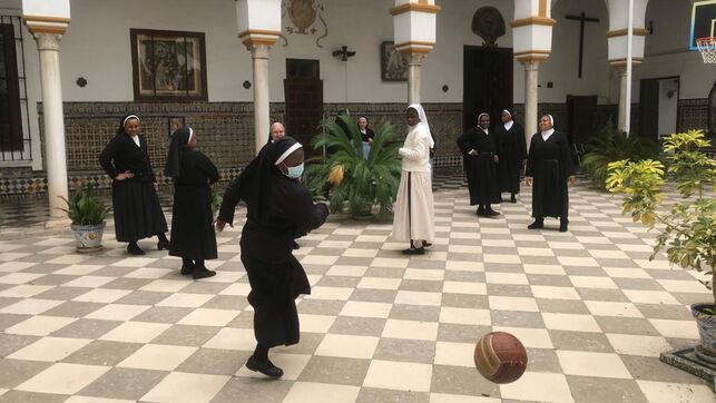 Черниці в монастирі зіграли в баскетбол та на власному прикладі показали, як можна з користю проводити карантин. НБА пора посунутися: черниці з Іспанії показали, як треба грати в баскетбол.