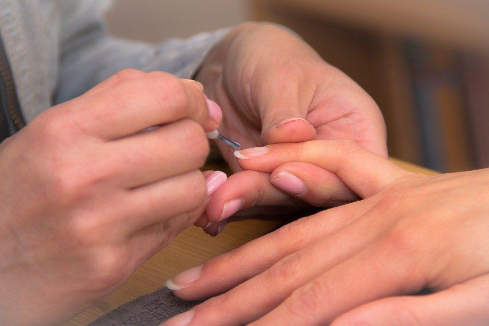 5 лайфхаків, які допоможуть відновити та зміцнити нігті вдома. Відновити нігті вдома дуже легко.