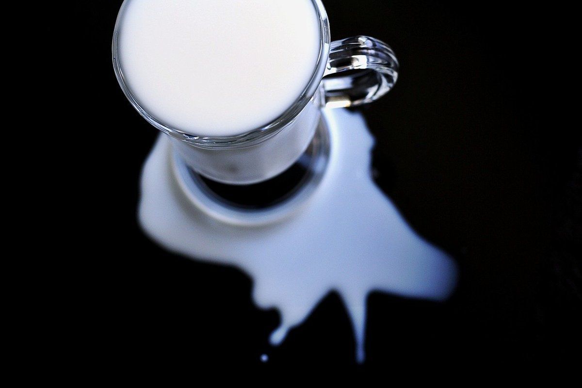 5 симптомів непереносимості молока. Молоко — продукт досить спірний.