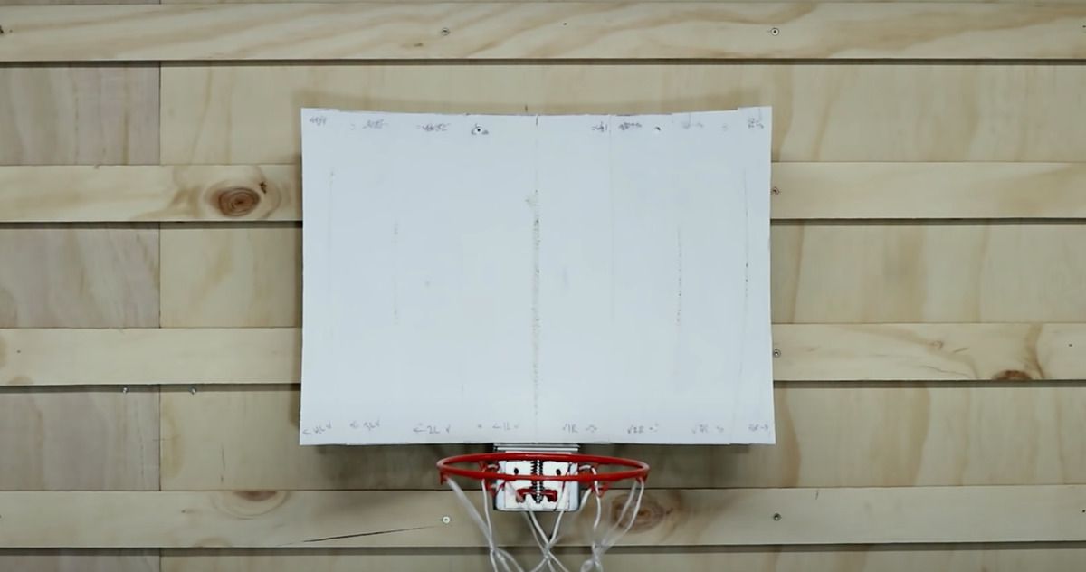 Інженер створив мрію, тих кому не щастило в баскетболі: диво-щит, який завжди відправляє м'яч у кошик. Комп'ютерна симуляція допомогла створити баскетбольний щит, який відбиває всі м'ячі в кошик.