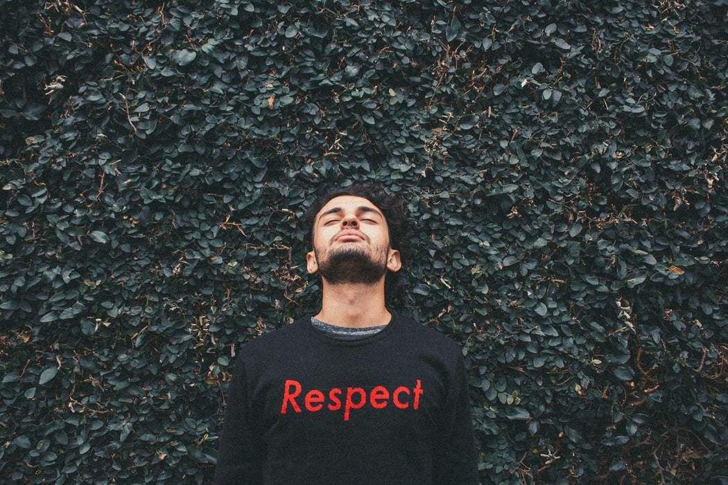 Поставтеся до людини з повагою — і вона почне поважати вас у відповідь. 5 причин чому потрібно поважати навіть тих людей, які цього не заслуговують.