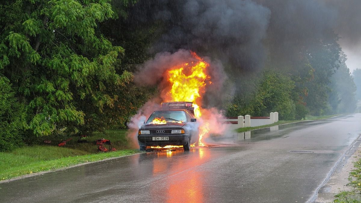 Чи варто купувати автомобіль після пожежі. На автомобілі, в яких сталося займання або вони частково постраждали від локальної пожежі, завжди давали великі знижки.