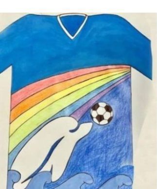 Шестирічний малюк намалював малюнок, у який одягнувся цілий футбольний клуб і тепер про подібне вбрання мріють усі. Хлопчик виграв конкурс від улюбленої футбольної команди, і тепер його малюнок прикрашає футбольну форму гравців.