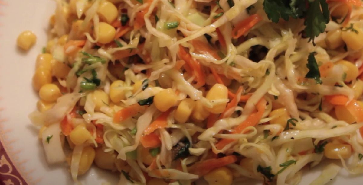Полюбите з першої ложки — новий рецепт салату з капусти. Цікаве поєднання продуктів!