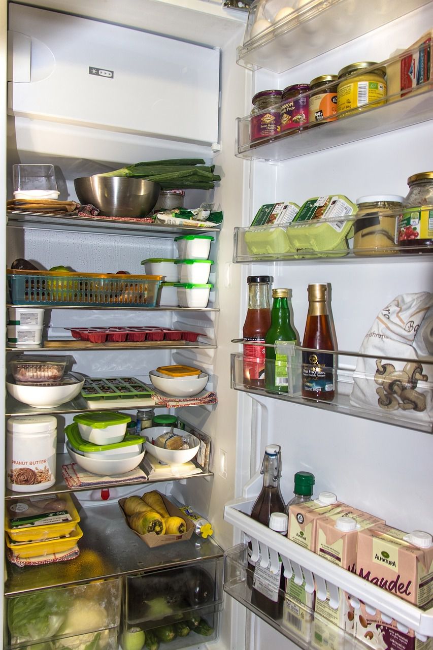 Як правильно використовувати простір у холодильнику, щоб продукти завжди залишалися свіжими. Правильне сусідство на полицях — запорука свіжості продуктів.