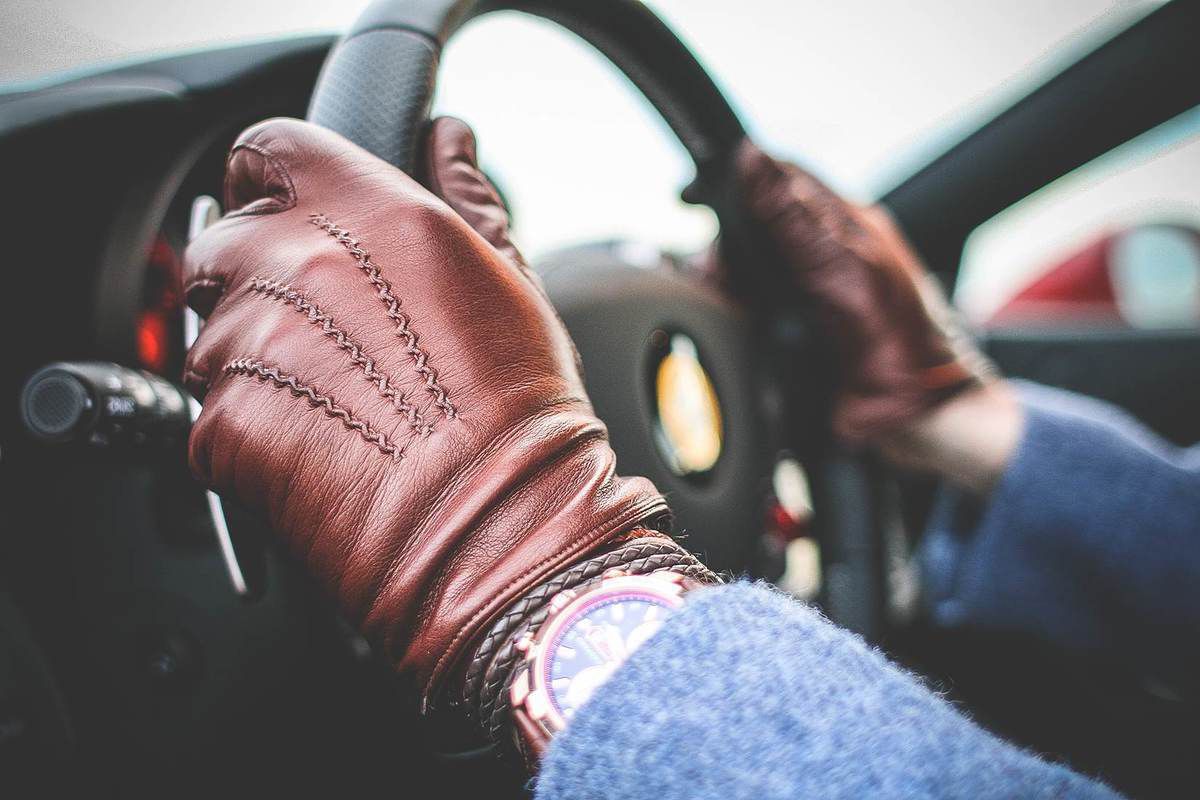 Навіщо водії досі користуються шкіряними рукавичками за кермом. Колись рукавички для водіння були простою необхідністю. І ні у кого навіть не виникало питання, навіщо ж їх одягати за кермом.