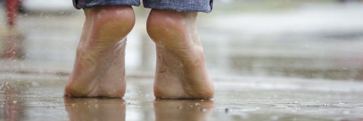 Медики вважають, що ходіння босоніж менш травмонебезпечне для суглобів і кісток. Результати нового дослідження показують, що кросівки можуть принести більше шкоди, ніж користі.