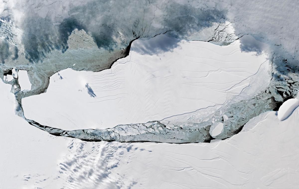Почалося руйнування гігантського айсберга А-68, який у 2017 році відколовся від Антарктиди. Про це свідчать нові знімки, зроблені радіолокаційним супутником Sentinel-1.