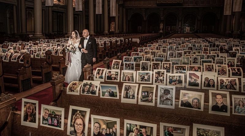 Під час карантину пара одружилася у церкві, у якій замість гостей були їх портрети. Через заборону масових заходів на весіллі пари у якості гостей були використані портрети парафіян церкви.