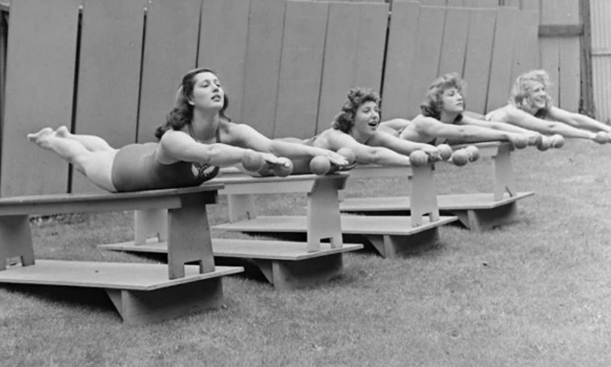 Як раніше тренувалися плавці в США — професійні плавці тренуються на суші не тільки під час карантину. Як тренувалися перспективні дівчата-плавці США в 1940-х роках.