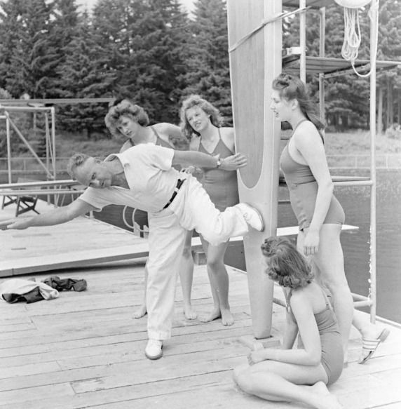 Як раніше тренувалися плавці в США — професійні плавці тренуються на суші не тільки під час карантину. Як тренувалися перспективні дівчата-плавці США в 1940-х роках.