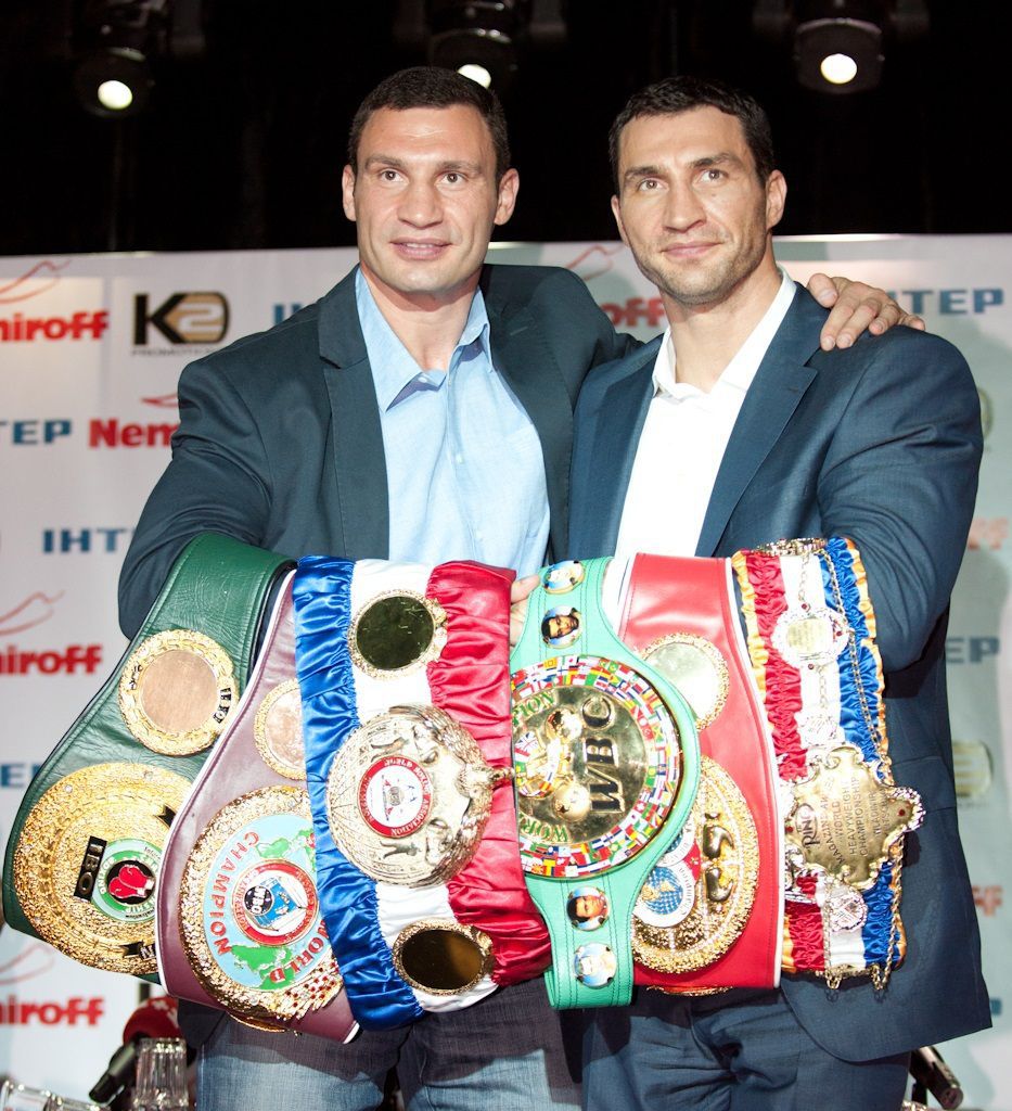 Брати Кличко увійшли в топ-10 найкращих боксерів за останні 50 років. Українці потрапили в компанію інших легенд рингу.