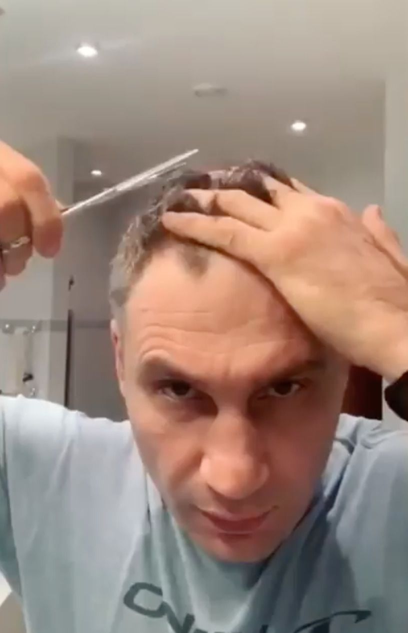 Особистий приклад: мер Києва Віталій Кличко показав, як під час карантину мати гарну зачіску. Кличко показав, як сам постригся, помив голову і зробив укладку.