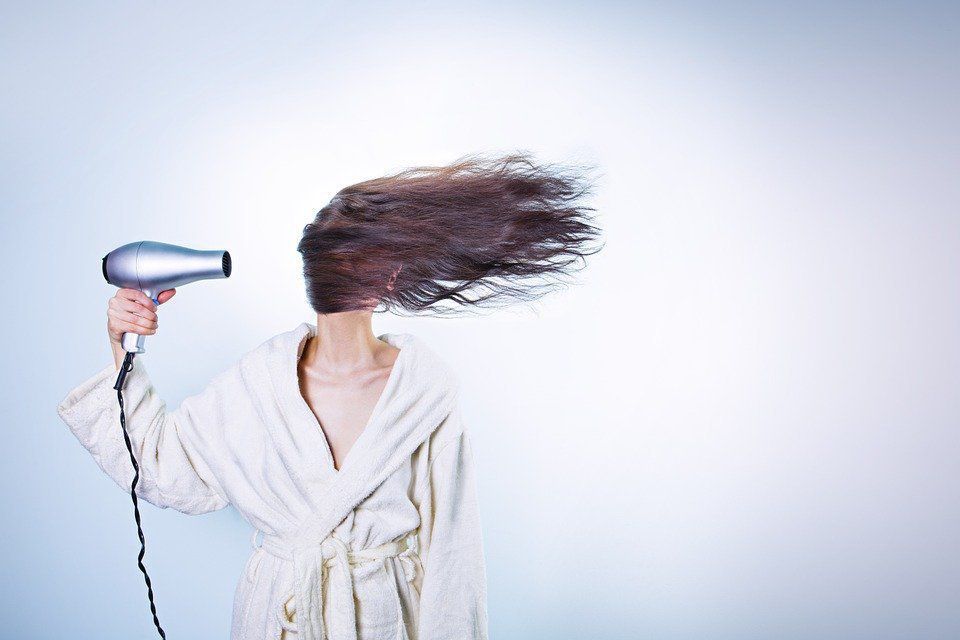 10 помилок, через які ви можете зіпсувати свої пасма феном. Неправильне використання фену може зіпсувати ваше волосся.
