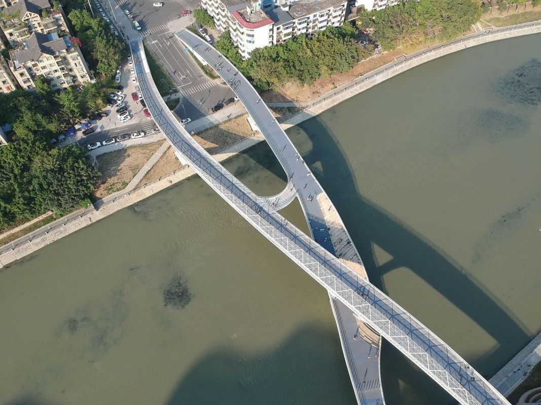 У Китаї відкрили унікальний міст з безкінечними переходами, який охрестили "стрічкою Мебіуса". Конструкція є першим в Китаї арковим мостом у вигляді "кільця Мебіуса" та вже стала новою "візитною карткою" міста.