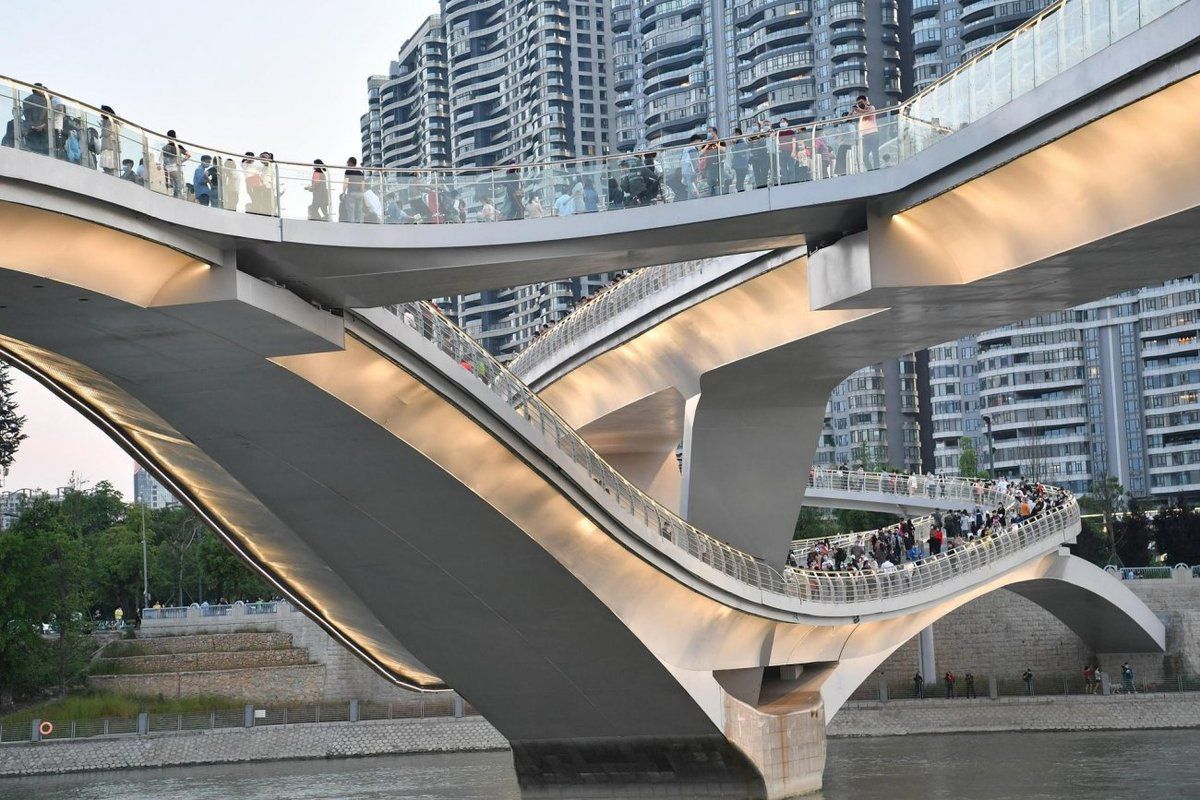 У Китаї відкрили унікальний міст з безкінечними переходами, який охрестили "стрічкою Мебіуса". Конструкція є першим в Китаї арковим мостом у вигляді "кільця Мебіуса" та вже стала новою "візитною карткою" міста.