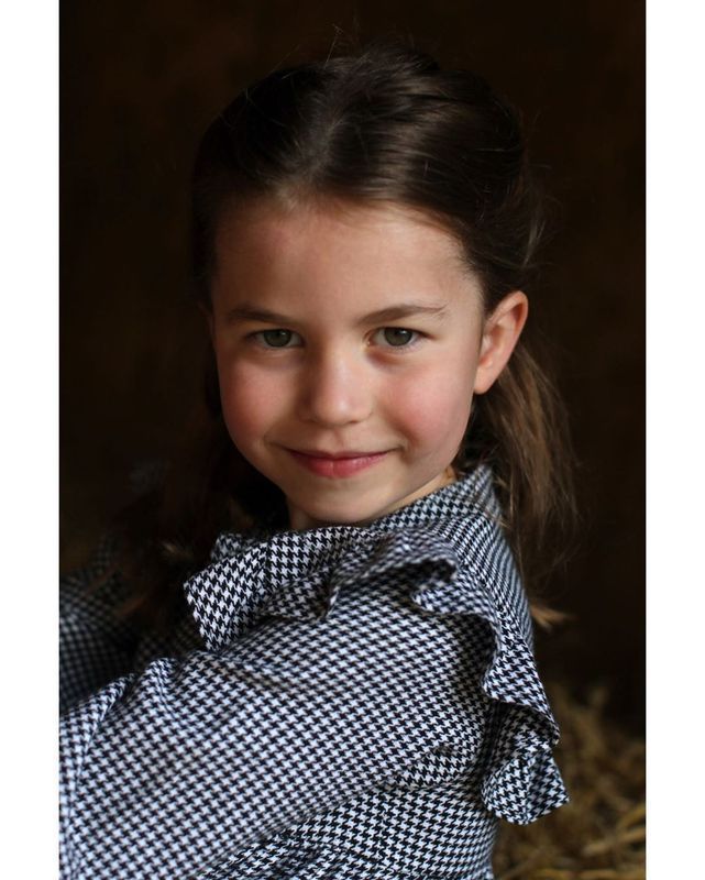 Королівська родина показала нові фото принцеси Шарлотти на честь її дня народження. Принцесі виповнилося 5 років.