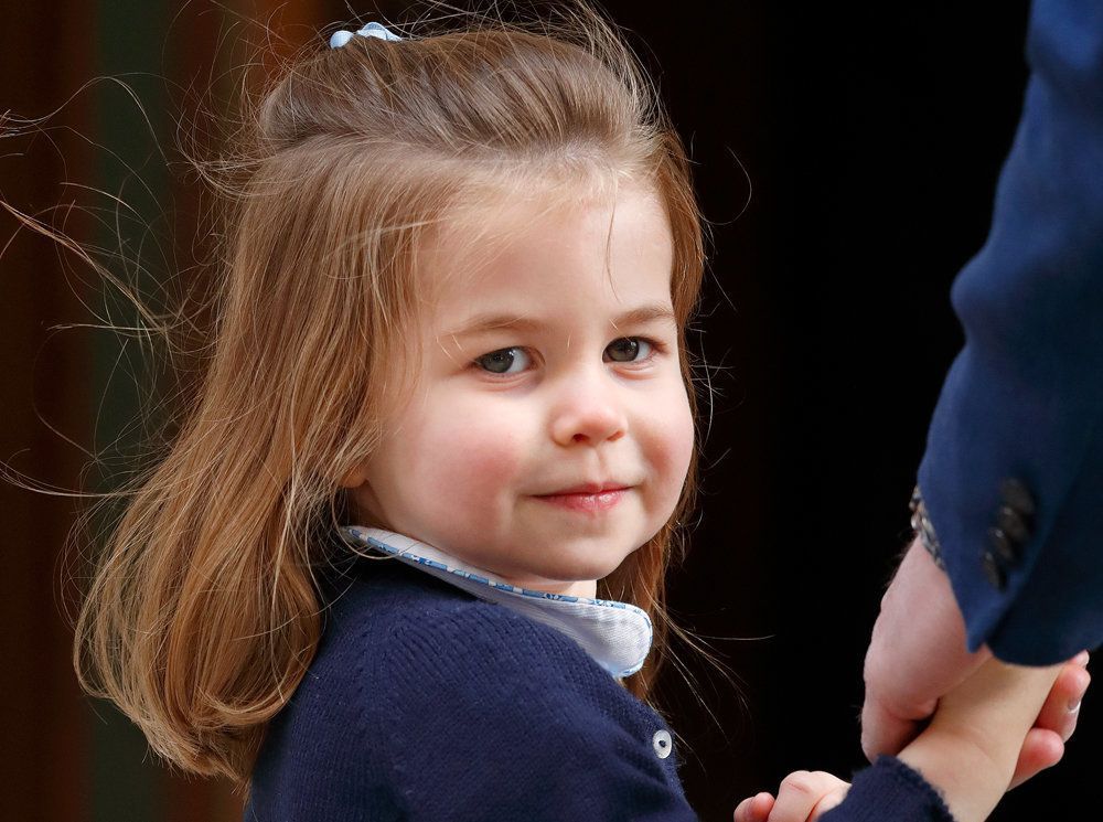 Королівська родина показала нові фото принцеси Шарлотти на честь її дня народження. Принцесі виповнилося 5 років.