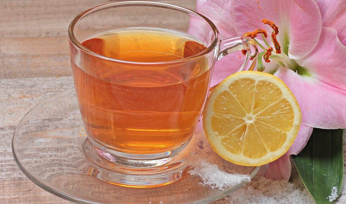 Чай з лимоном – напій з багатою історією: користь і шкода. Гарячий чай з часточкою лимона доречний в будь-якій ситуації.