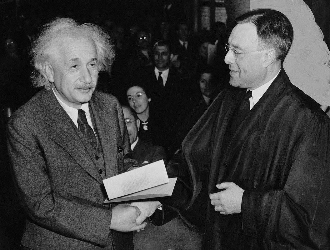 Цікаві факти з життя Ейнштейна, які доводять, що великий учений може дивувати навіть зараз. Деякі факти з біографії.