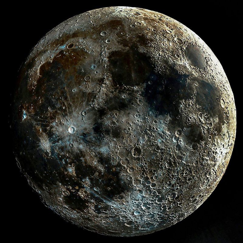 Найчіткіший знімок Місяця у світі був опублікований астроном-любителем — супутник Землі заграв новими фарбами. Хлопцю знадобилося 2 тижні, щоб його зробити.