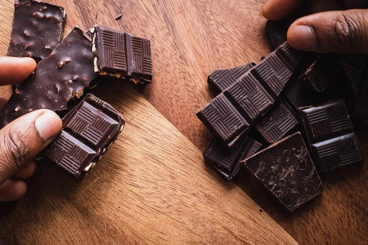 Експерти розповіли, як відрізнити якісний шоколад від сурогату. Фахівці розповіли, за якими ознаками можна зрозуміти, що хороший шоколад і його можна сміливо купувати.