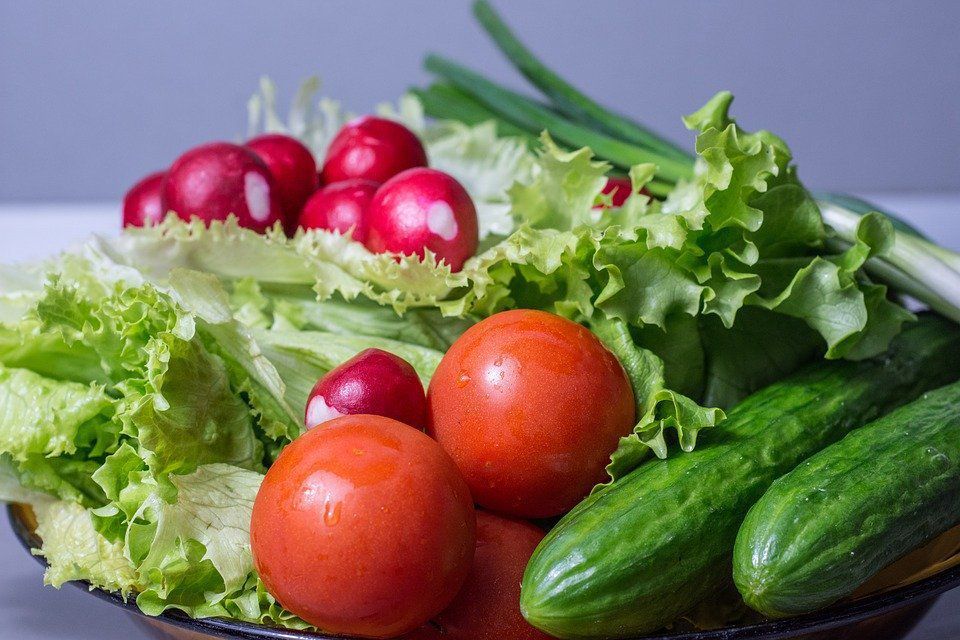 Як не завдати шкоди організму першими овочами та фруктами. Чим небезпечні перші овочі та фрукти.